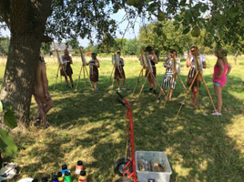 Naaktmodel schilderen vrijgezellenfeest in boomgaard Tienen in België