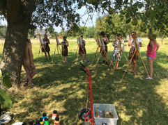 Naaktmodel schilderen vrijgezellenfeest in boomgaard Heinkenszand in Zeeland