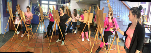 Naaktmodel tekenen met vriendinnen tijdens vrijgezellen in Mill, Noord Brabant