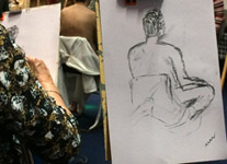 Naaktmodel tekenen op een gezellige moeder dochter dag in Roelofarendsveen