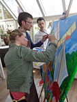 Samen met gasten schilderen tijdens een verjaardagsfeest